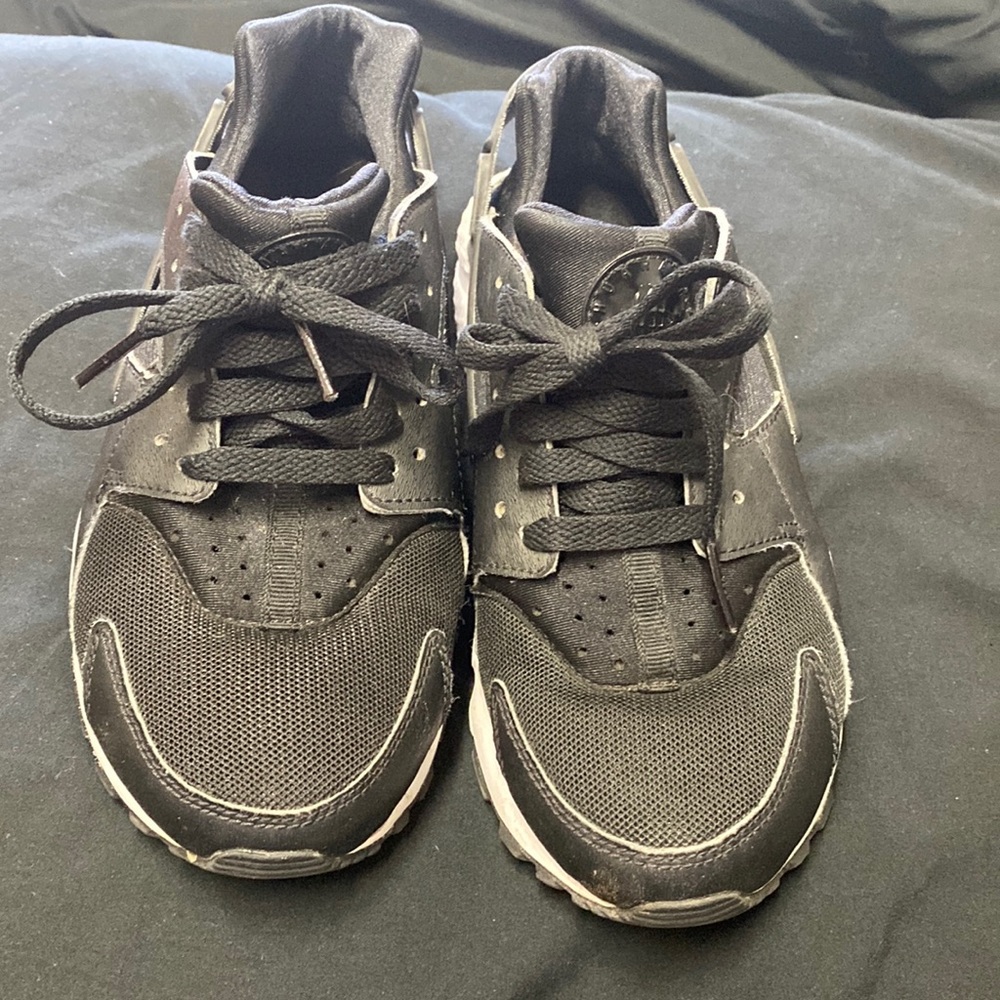 Woman’s black and white Huarache size 5y